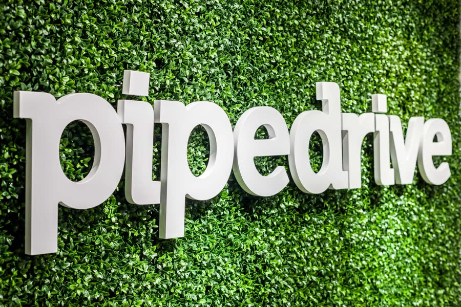 Pipedrive-logo toimiston vihreällä seinällä