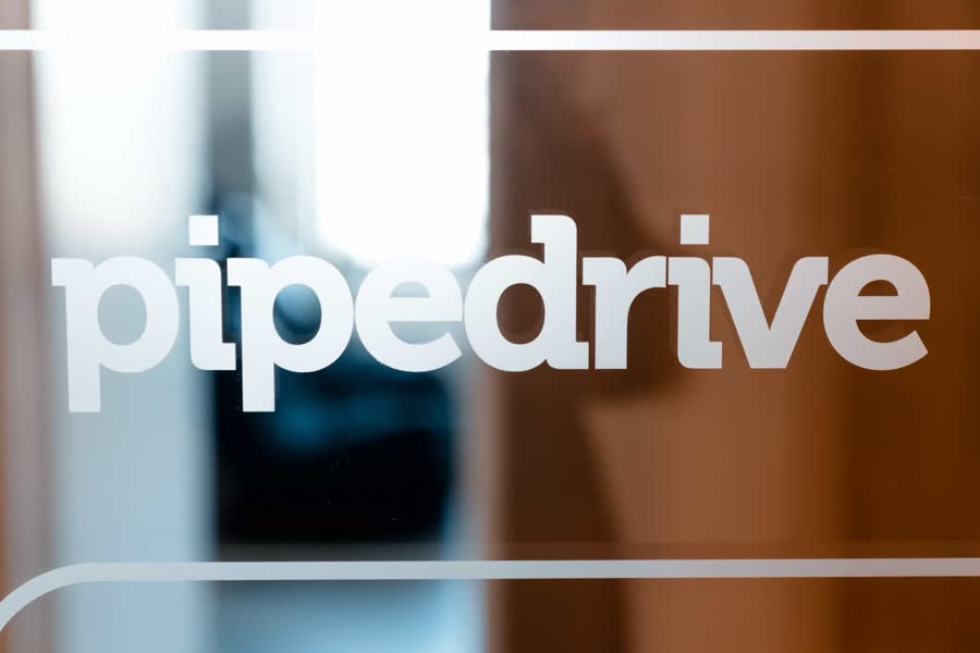 Pipedrive-logo toimiston lasiseinällä